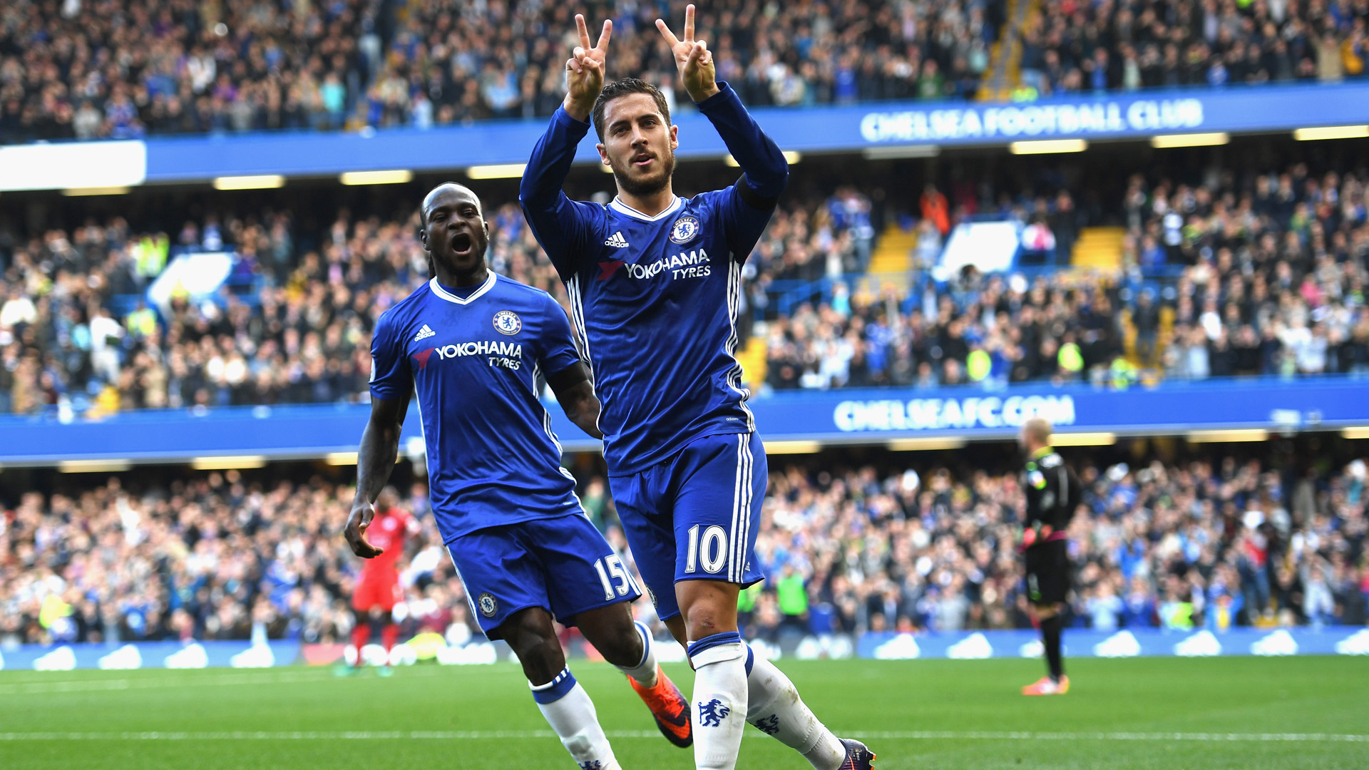 LONDON, ENGLAND - OCTOBER 15: Eden Hazard of Chelsea celebrates scoring his sides second goal during the Premier League match between Chelsea and Leicester City at Stamford Bridge on October 15, 2016 in London, England.  (Photo by Shaun Botterill/Getty Images)